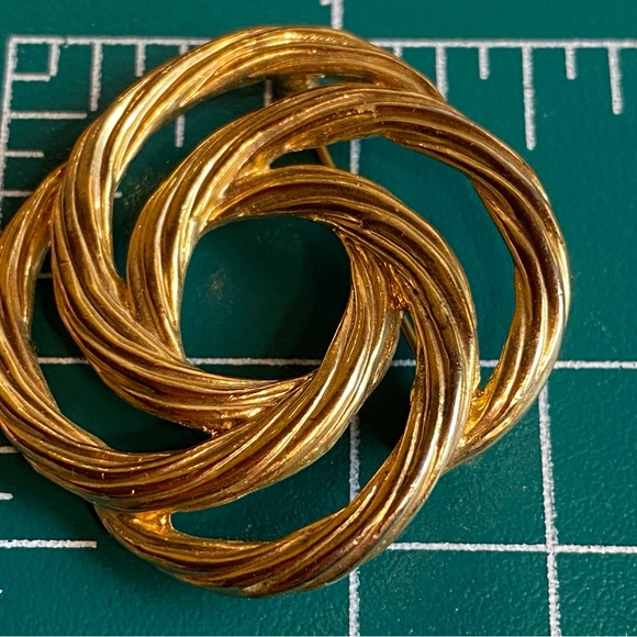 🍒3 for $33🍒 Monet Gold Tone Swirled Knot Brooch 277 - Picture 5 of 6